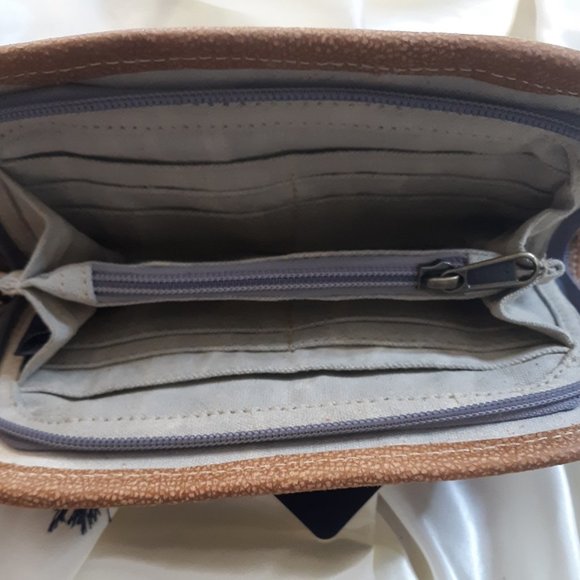 Chloe & Lex Leather Convertible Crossbody Wrist Wallet - Picture 4 of 6